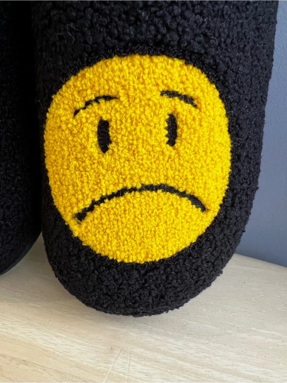 Men’s Abound Smiley Face Fleece Slippers are NWT